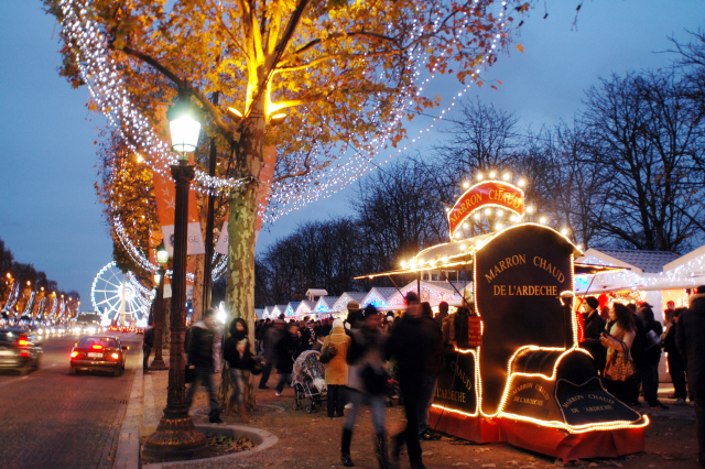 Tradiční trhy na Champs-Élysées.