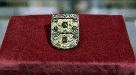 Unikátem mezi vystavovanými exponáty je podle ředitele muzea a autora výstavy Miroslava Vaškových takzvané Zelnitiovo velké nákončí. "Jde asi o 12 centimetrů vysoké kování, které zdobilo velmožský opasek.