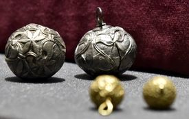 Jednotlivé klenoty se dělí podle místa svého nejčastějšího výskytu na šperky veligradského nebo staroměstského typu. Jejich nositeli byli téměř výhradně příslušníci velkomoravské nobility, tedy velmoži a členové jejich rodin.