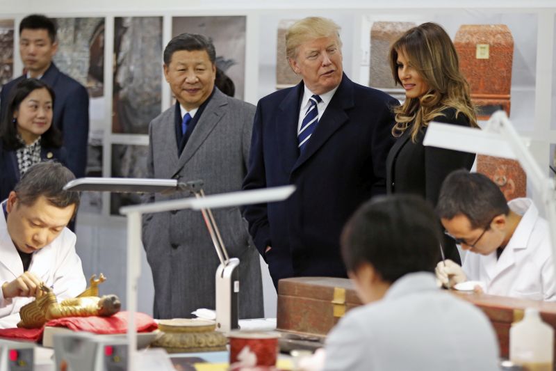 Čínský prezident Si Ťin-Pching, Donald Trump, Melanie Trumpová (zleva).