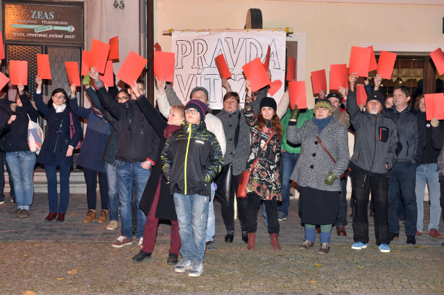 Protestující v Lipníku nad Bečvou.