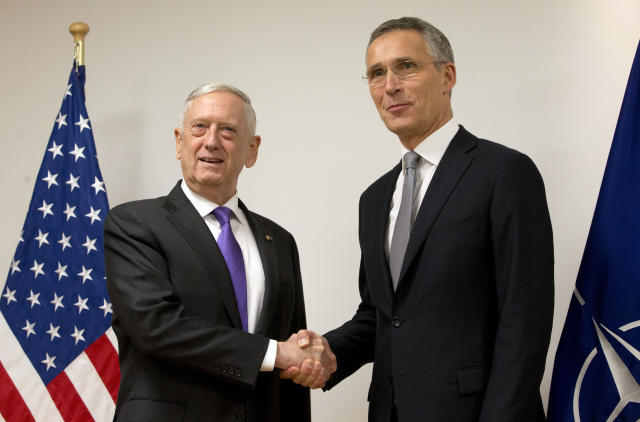 Vlevo ministr zahraničí USA James Mattis a generální tajemník NATO Jense Stoltenberg. Vlevo ministr zahraničí USA James Mattis a generální tajemník NATO Jense Stoltenberg.