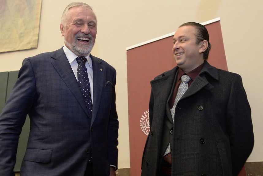 Předvolební debata kandidátů na prezidenta se konala na Právnické fakultě Univerzity Karlovy v Praze. Na snímku je jeden z diskutujících kandidátů Mirek Topolánek (vlevo) a herec Marek Daniel, představitel Antonína Blaníka, hlavní postavy satirického seriálu o politickém lobbingu.