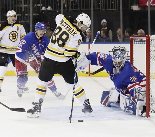 David Pastrňák překonává brankáře NY Rangers. 
