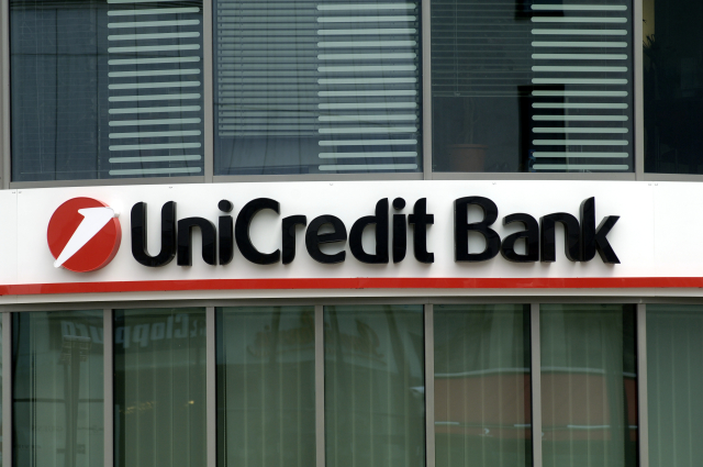 Logo a nápis banky UniCredit Bank.