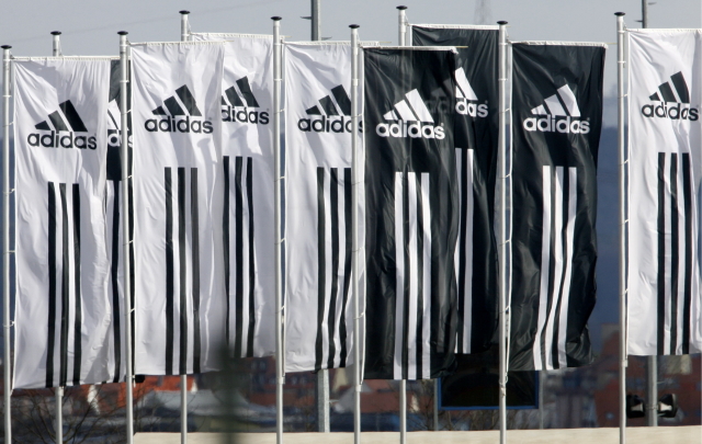 Německý výrobce sportovního oblečení a obuvi Adidas zvýšil zisk.