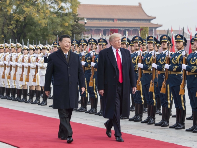 Americký prezident Donald Trump (vpravo) na návštěvě v Číně. Na snímku po boku čínského vůdce Si Ťin-pchinga.