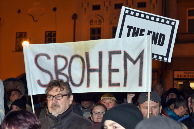 Protest proti prezidentovi Miloši Zemanovi, který se v rámci návštěvy Olomouckého kraje setkal s obyvateli Lipníka nad Bečvou.