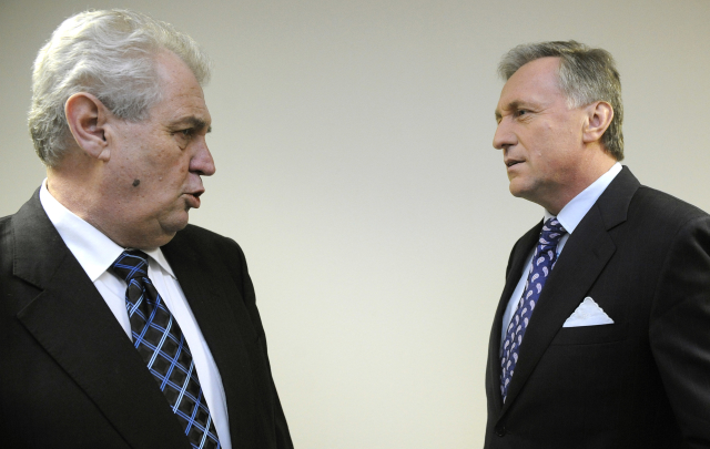 Současný prezident Miloš Zeman (vlevo) a kandidát na prezidenta Mirek Topolánek.