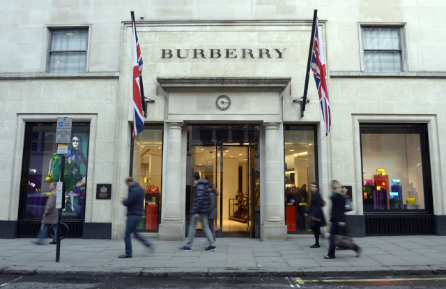 Burberry některé obchody zavře.