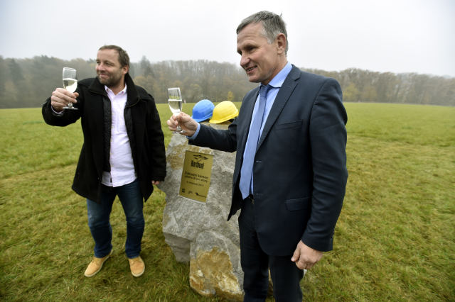 Ředitel zoo R. Horský (vlevo) a J. Čunek připíjejí u základního kamene stavby. Ředitel zoo R. Horský (vlevo) a J. Čunek připíjejí u základního kamene stavby.