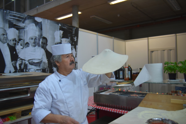 Italský pekař Elio Ungaro předvádí přípravu pizzy.