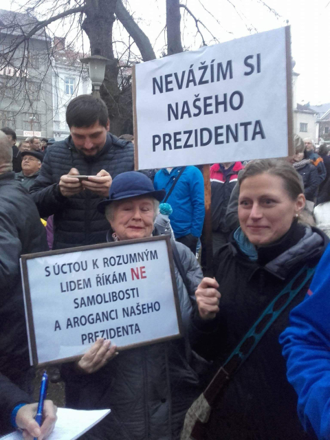 Na Zemana v Zábřehu čekali odpůrců s kartami a transparenty.