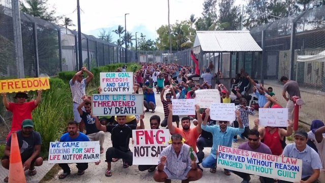 Protest na podporu uprchlíků před táborem na ostrově Manus.