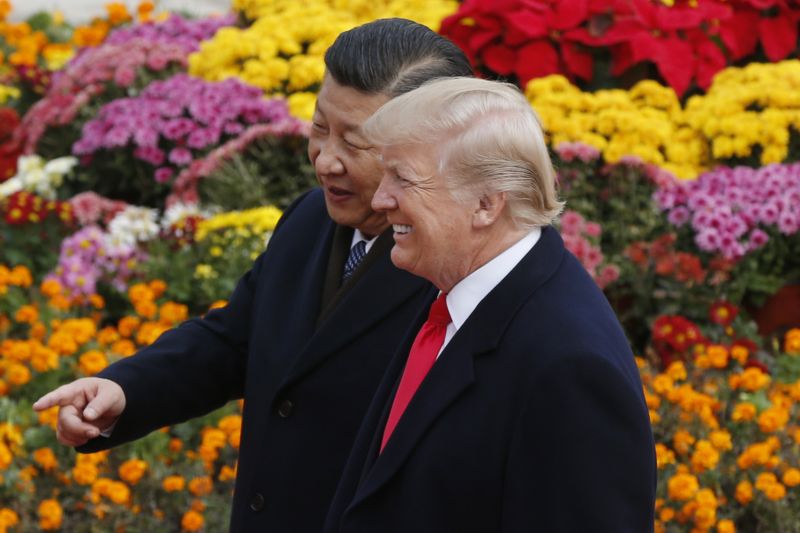 Čínský prezident Si Ťin-pching (vlevo) s americkým protějškem Donaldem Trumpem.