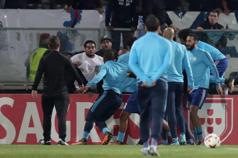 Fotbalista Patrice Evra před incidentem s vlastním fanouškem.