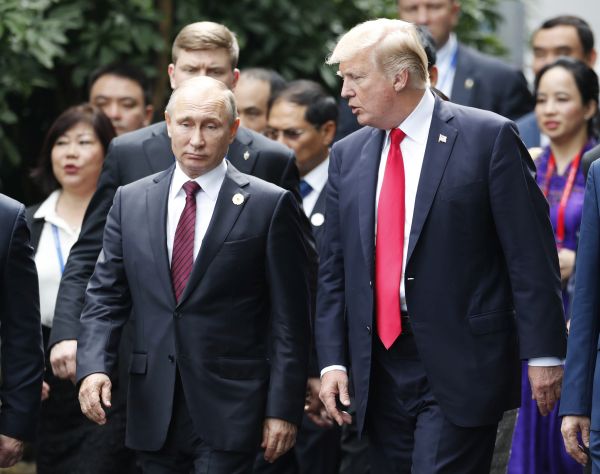 Ruský prezident Vladimir Putin (vlevo) a americký prezident Donald Trump.