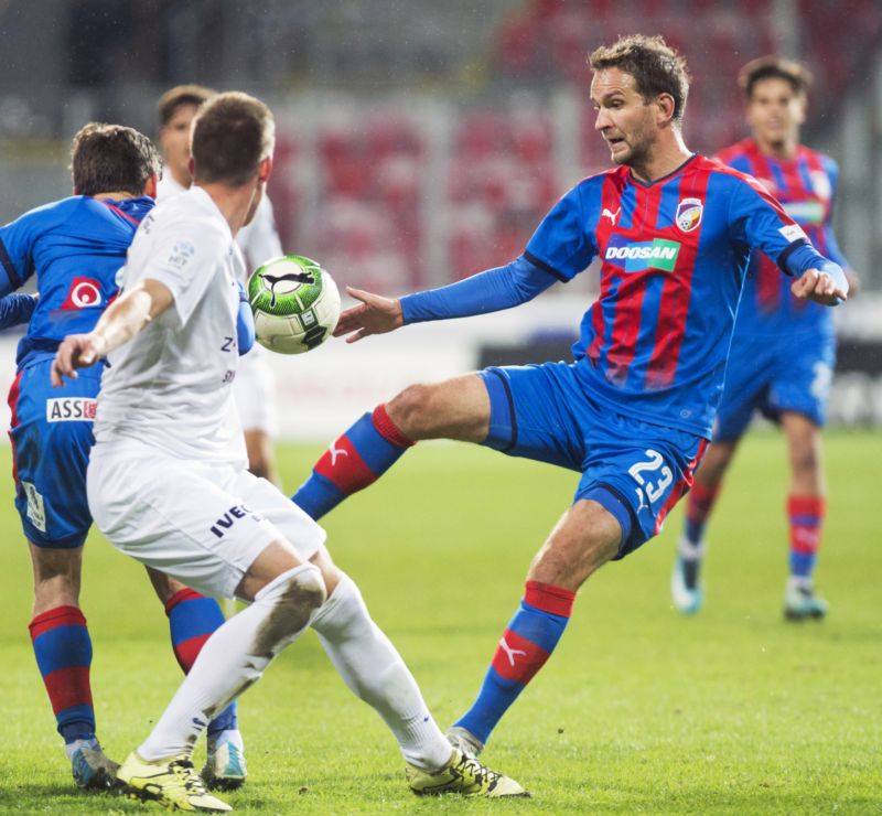 Fotbalista Marek Bakoš v zápase se Slováckem.