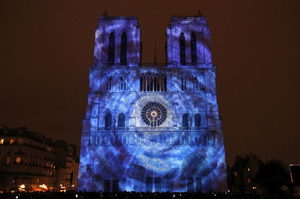 Pařížská katedrála Notre Dame nasvětlená k výročí ukončení první světové války.