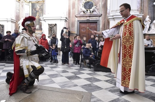 Vinaři 11. listopadu v jedenáct hodin na mnoha místech republiky otevřeli první lahve svatomartinských vín. Jedna z největších oslav mladých vín se uskutečnila na brněnském náměstí Svobody. Na snímku je žehnání svatomartinského vína v katedrále sv. Petra a Pavla farářem Tomášem Koumalem (vpravo).