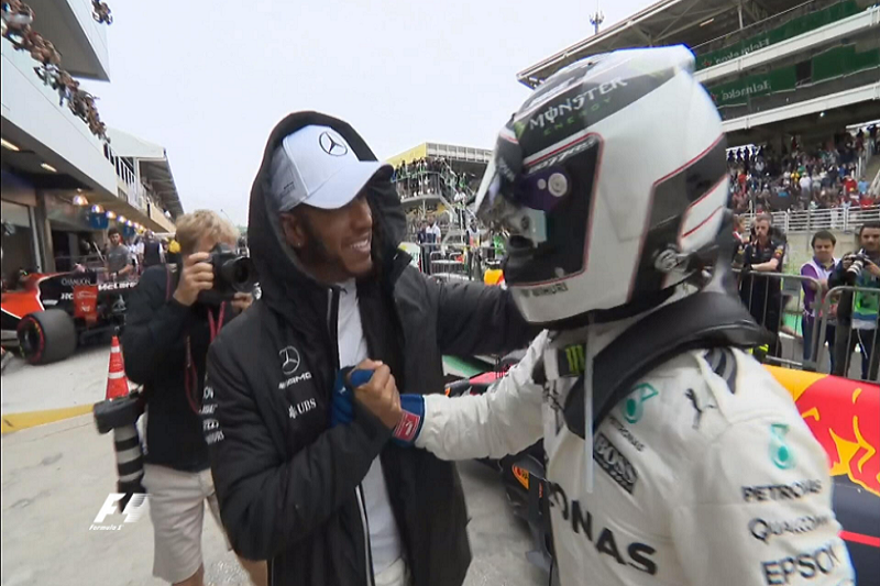 Lewis Hamilton gratuluje svému kolegovi k prvnímu místu v kvalifikaci.