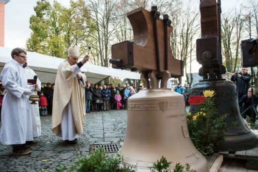 Mše spojená s žehnáním novým zvonům za účasti královéhradeckého biskupa Josefa Kajneka (na snímku).