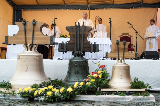 Mše spojená s žehnáním novým zvonům za účasti královéhradeckého biskupa Josefa Kajneka. 