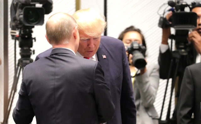 Americký prezident Donald Trump s jeho ruským protějškem Vladimirem Putinem.