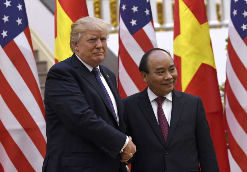 Donald Trump (vlevo) a vietnamský premiér Nguyen Xuan Phuc.
