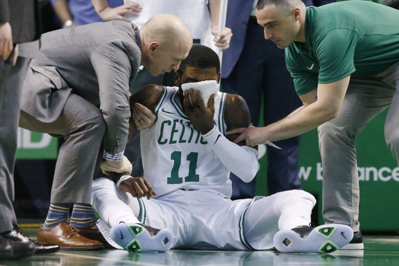Kyrie Irving utrpěl v poslední zápase zlomeninu v obličeji.