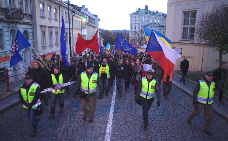 Foto průvodu na Albertově ze 17. listopadu 2015.