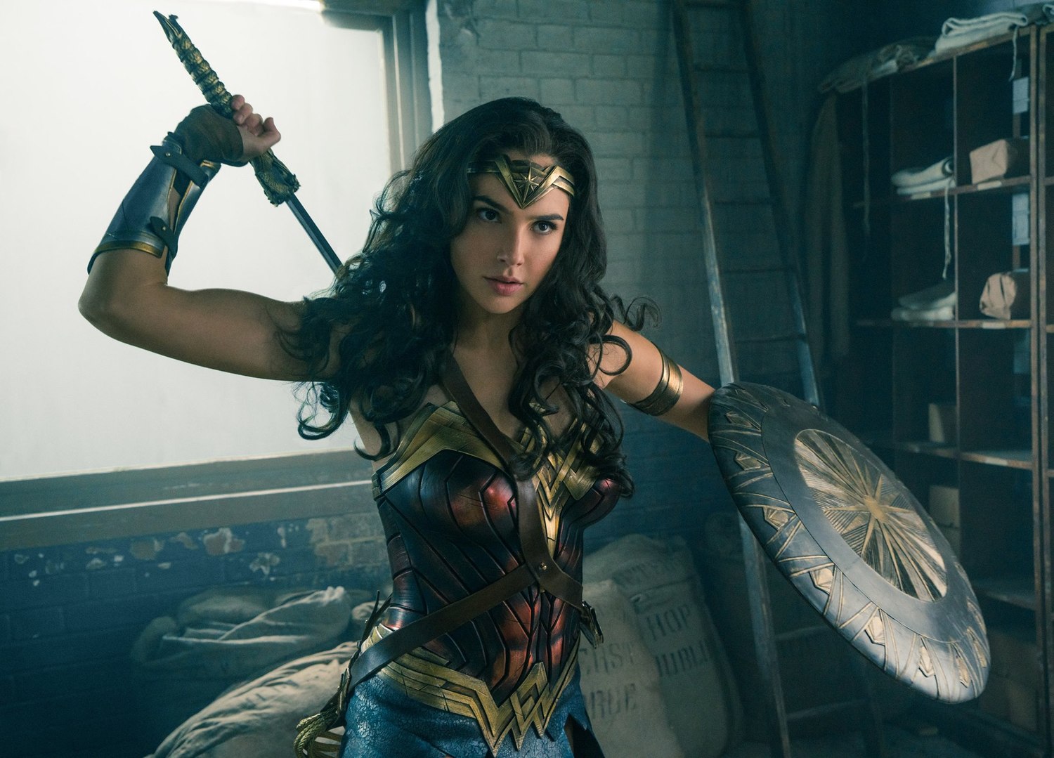 Gal Gadotová jako Wonder Woman ve stejnojmenném filmu.