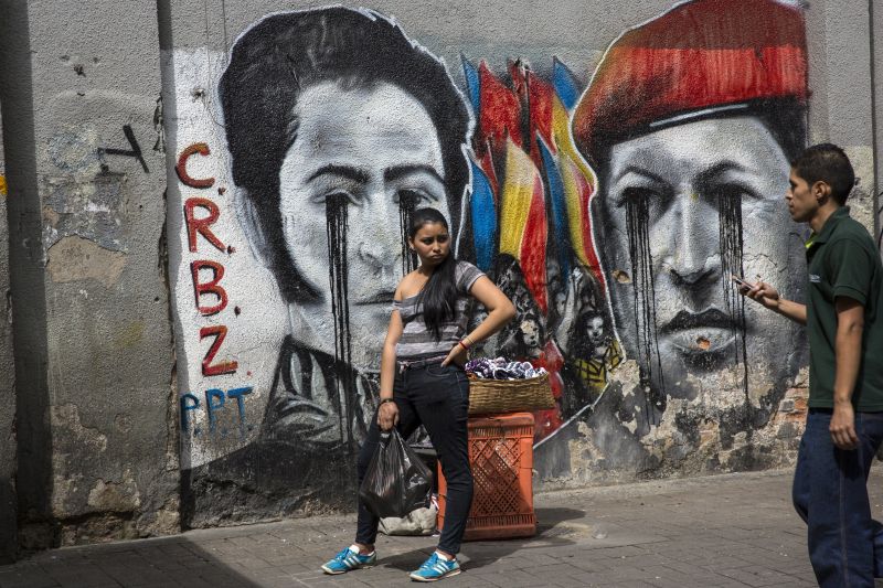 Graffiti na zdi v Caracasu, na kterém je vyobrazený Simón Bolívar (vlevo) a Hugo Chávez.