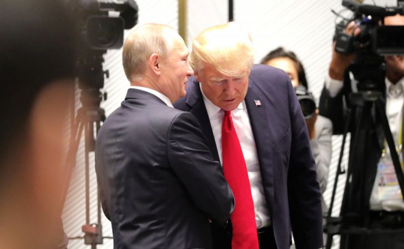 Vladimir Putin (vlevo) a Donald Trump.