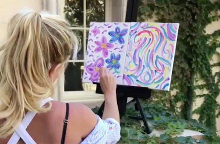 Britney Spears vydražila svou malbu květin.