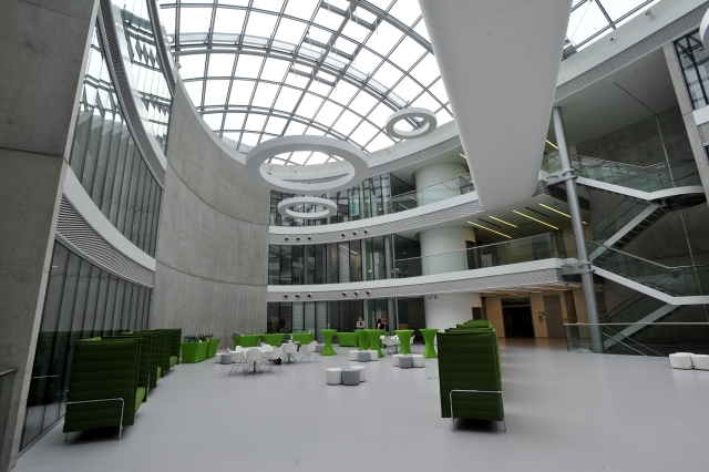 Středoevropský technologický institut.