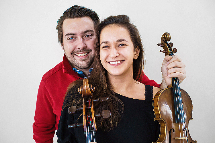 Houslista Matouš Pěruška a violoncellistka Kristina Vocetková.