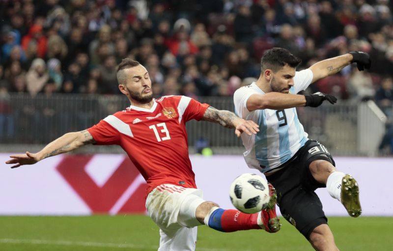 Přípravné utkání Ruska na stadionu, kde se má konat finále MS, provázel chaos. 