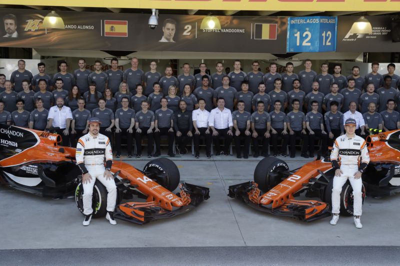 Jezdci stáje McLaren při týmovém focení. 