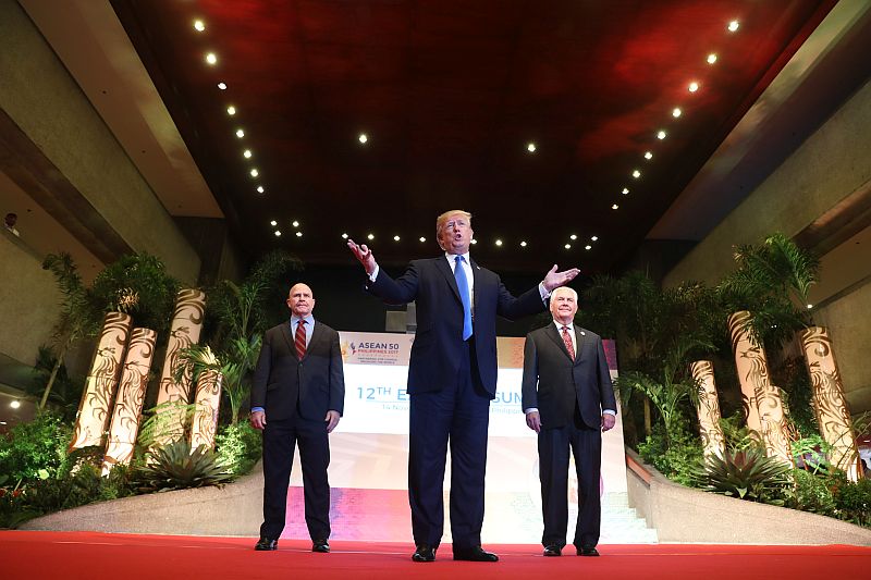 Zleva: Národní poradce pro bezpečnost H.R. McMaster, americký prezident Donald Trump a ministr zahraničí Rex Tillerson.