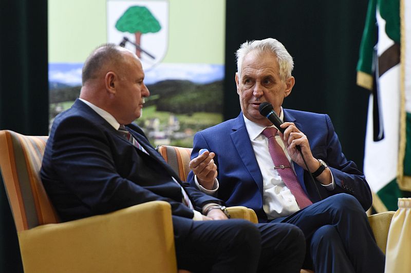 Prezident Miloš Zeman na návštěvě v Olomouckém kraji. Vlevo hejtman Ladislav Okleštěk.