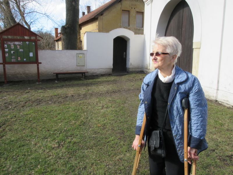 Zdena Mašínová na statku v Lošanech.
