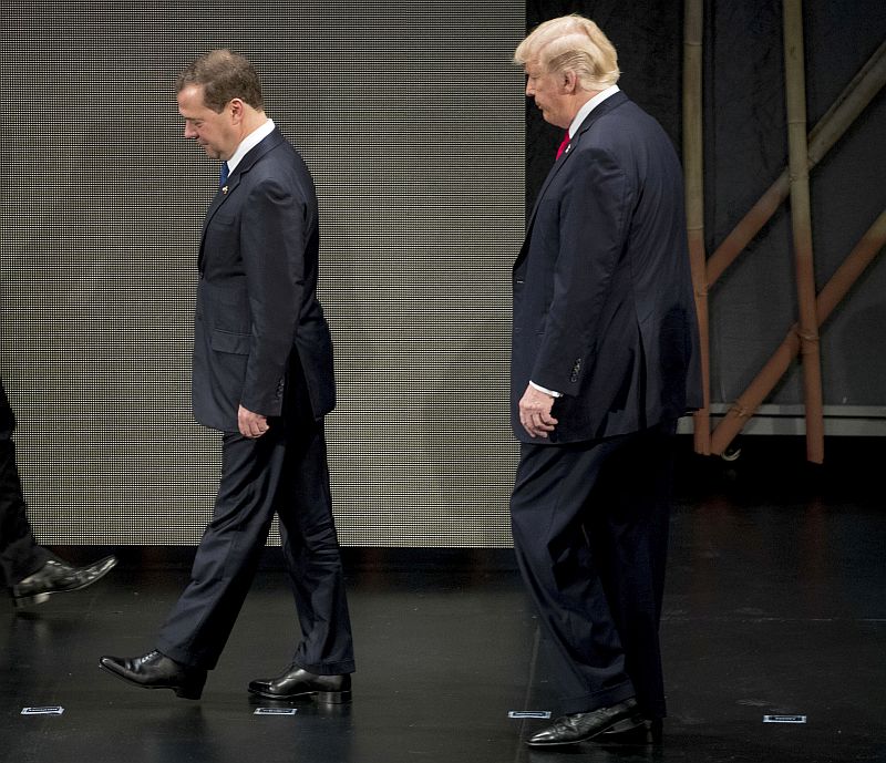 Ruský premiér Dmitrij Medveděv a americký prezident Donald Trump při setkání na Filipínách.