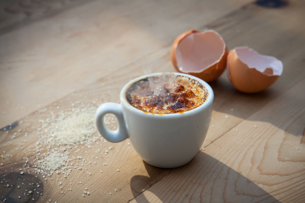 Crème brûlée, doslova "spálený krém".