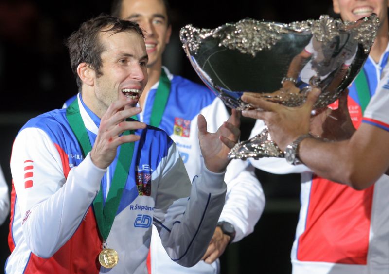 Tenista Radek Štěpánek s trofejí pro vítěze Davis Cupu.