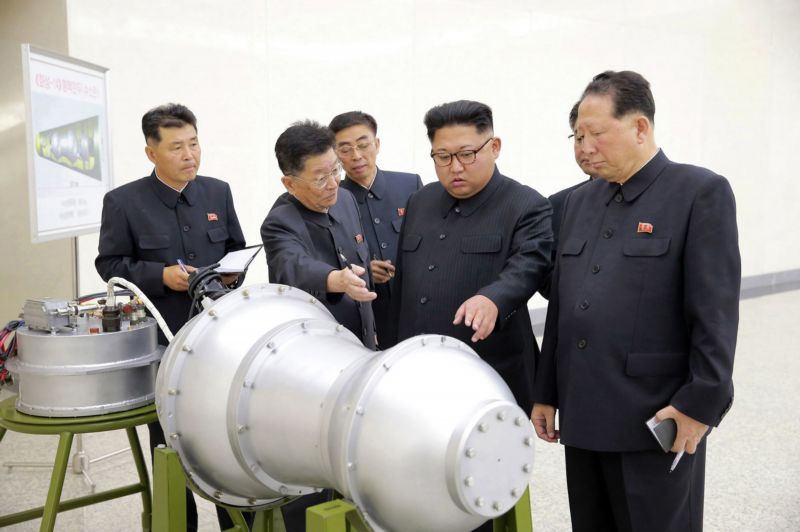 Severokorejský vůdce Kim Čong-un (druhý zprava).