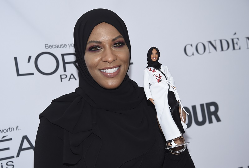 Bronzová olympijská medailistka v šermu Ibtihaj Muhammadová a její panenka Barbie.