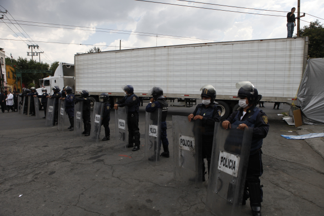 Příjezd policie na místo masakru v mexickém státě Tamaulipas. Příjezd policie na místo masakru v mexickém státě Tamaulipas.