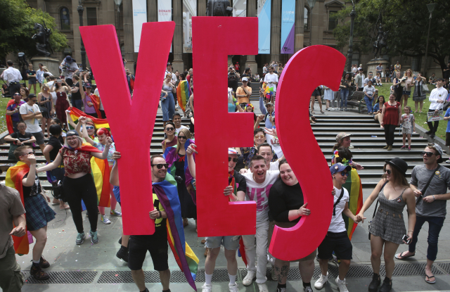 Austrálie: podpora manželství mezi homosexuály.