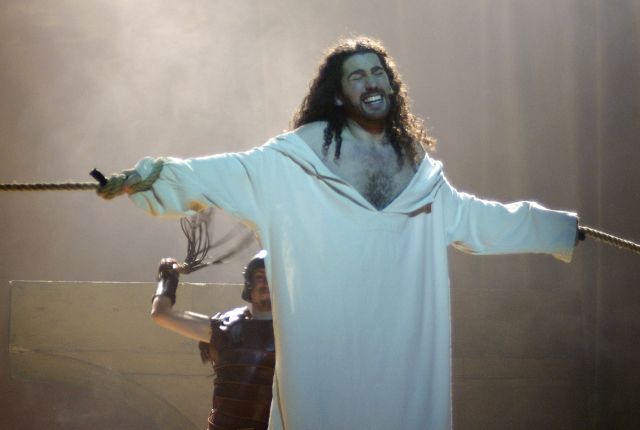 Zpěvák Dušan Vitázek v muzikálu Jesus Christ Superstar. 